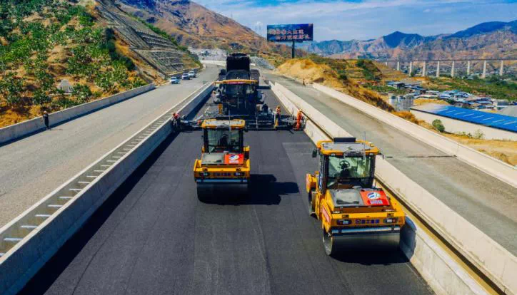 全球首次！無人駕駛壓路機(jī)成群結(jié)隊(duì)“上路”！