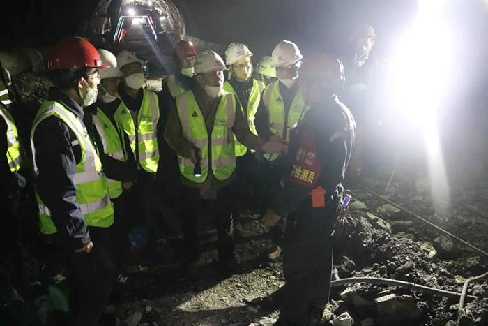 涼山州交通運輸局黨組成員、副局長楊華俊到G348線鹽源小高山隧道工程SG標督導安全工作