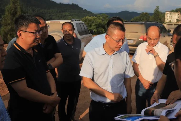 四川省交通運(yùn)輸廳黨組成員、總工程師王茂奎到鎮(zhèn)廣高速王通段A1合同段調(diào)研