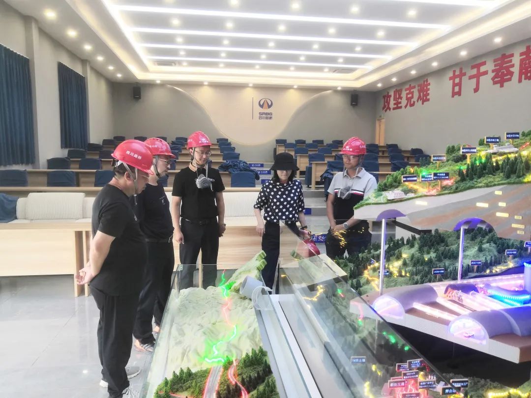 四川路橋副總工程師鄧運(yùn)祥到寧攀高速ZCB1-6、ZCB1-7/8項(xiàng)目檢查指導(dǎo)工作