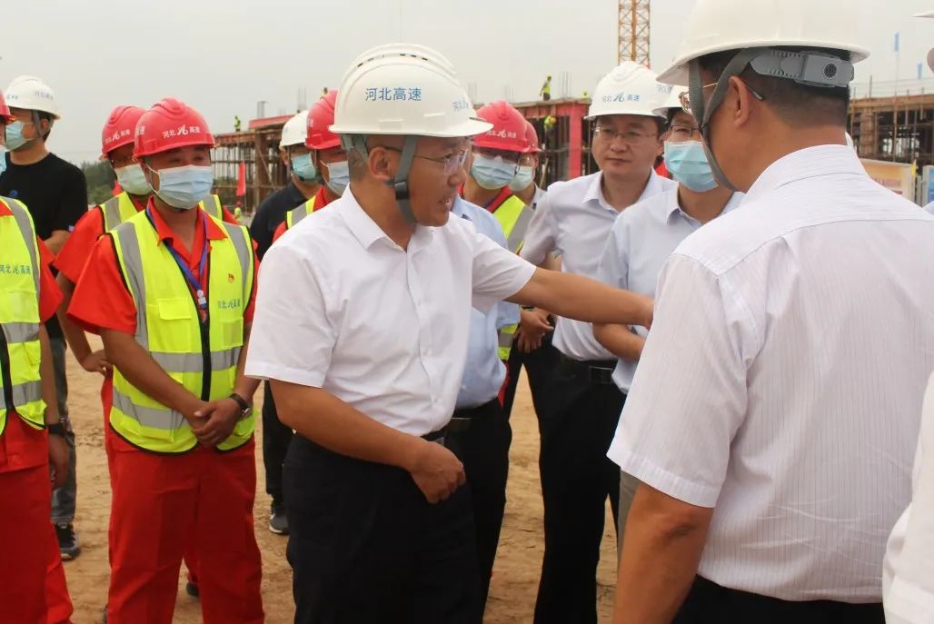 河北省政府副省長、黨組成員胡啟生深入石家莊東、石家莊南收費(fèi)站改建工程項(xiàng)目視察工作