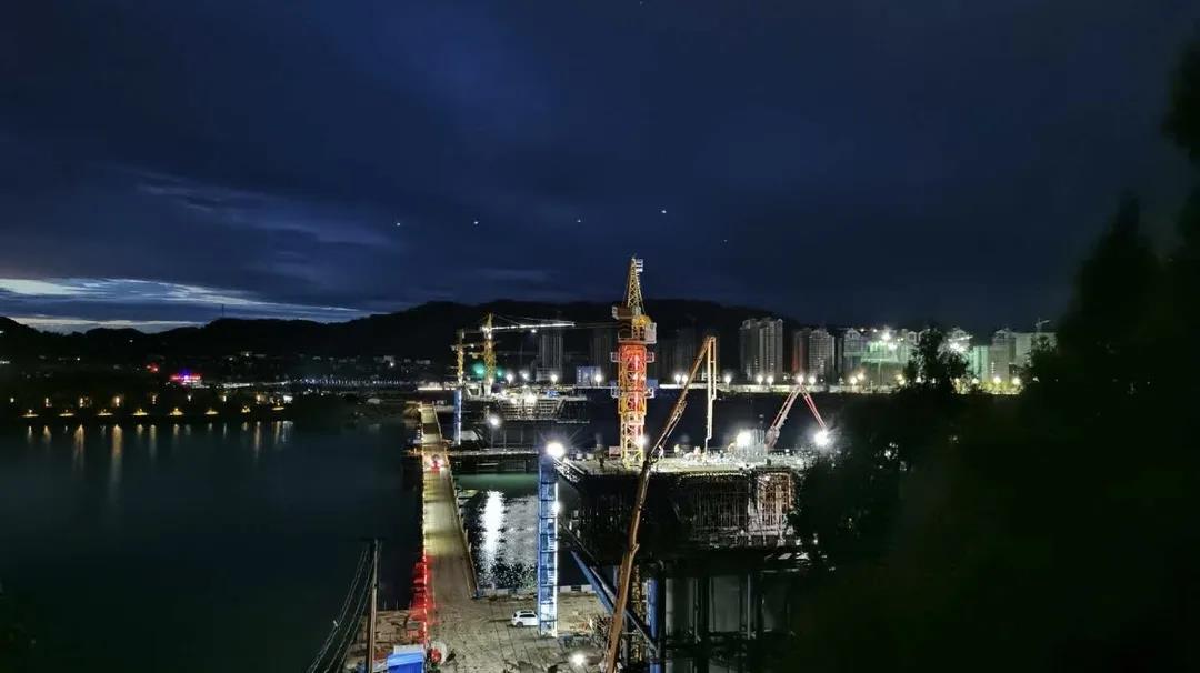 南部嘉陵江三橋主橋1#墩最后一個(gè)41米超寬超大角度斜腹板0#塊成功完成澆筑！