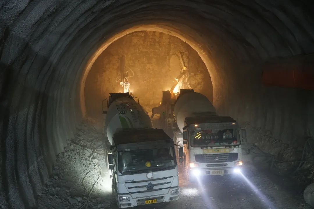 首次！寧攀高速ZCB1-7分部寧會(huì)隧道使用濕噴車雙機(jī)作業(yè)