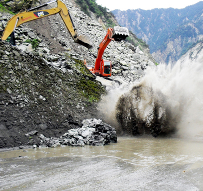 2009年，公司參與災(zāi)后重建項目映（秀）臥（龍）路被洪水沖毀路段的搶通