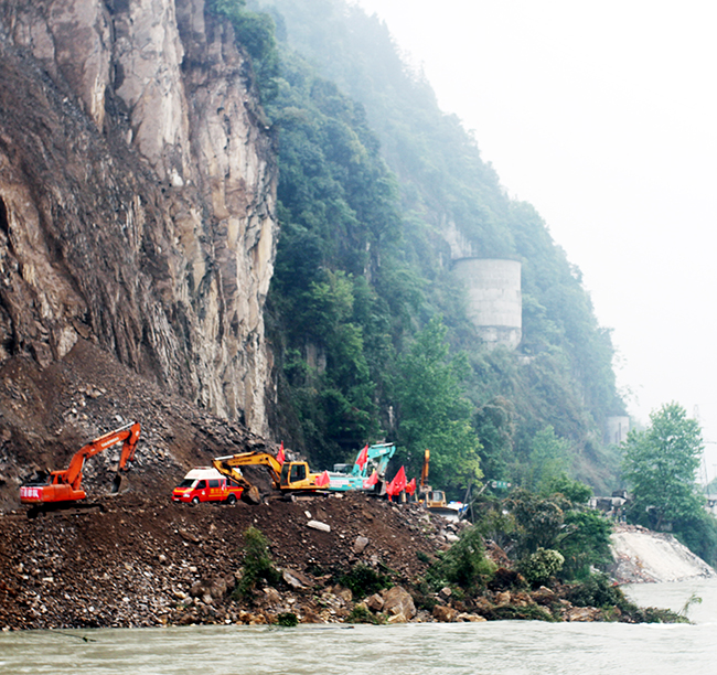 2013年，公司參與蘆山“4.20”地震搶險(xiǎn)在懸崖峭壁中推進(jìn)