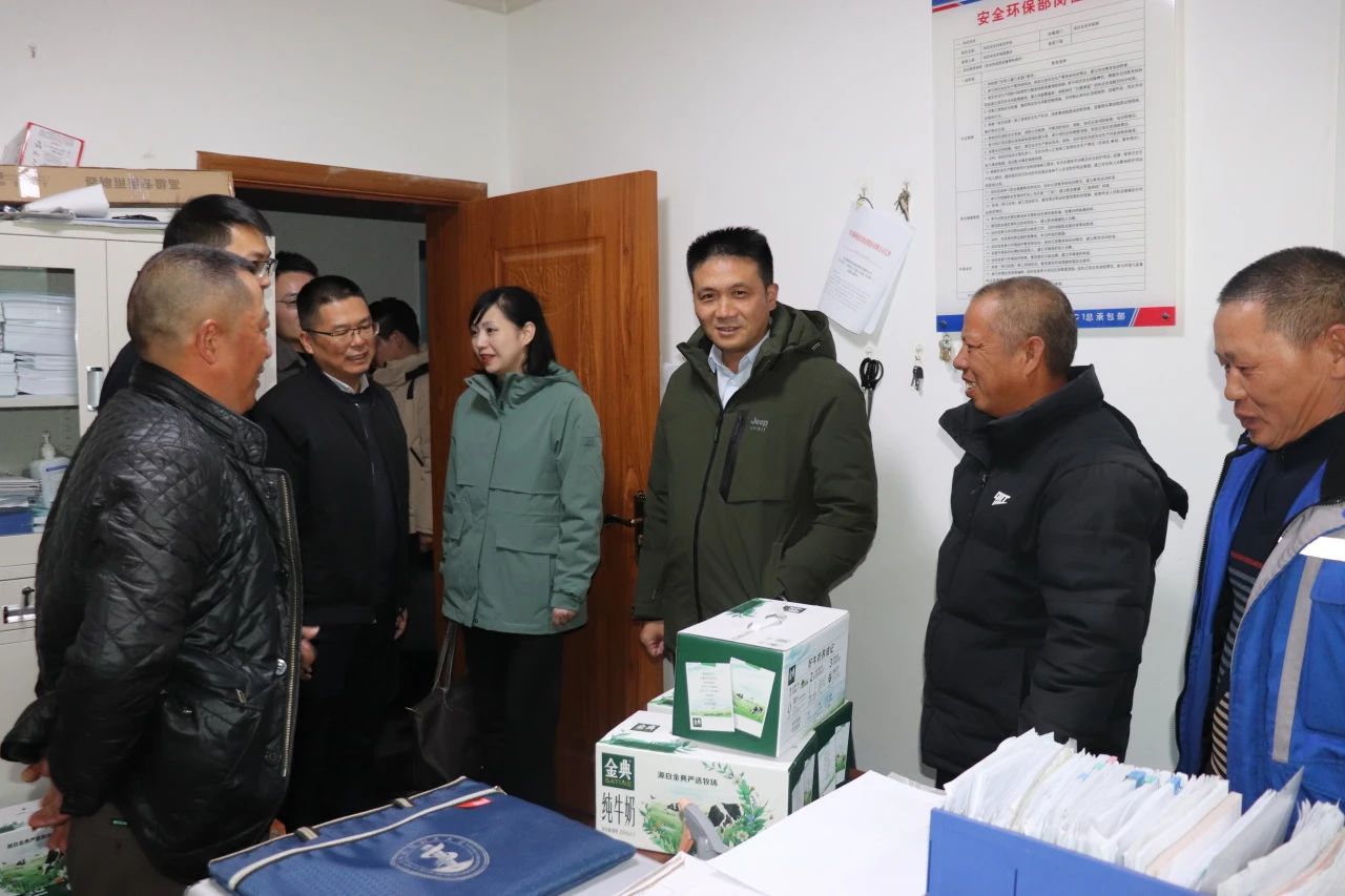 四川路橋黨委委員、董事、工會主席朱年紅赴川交公司項目一線開展“冬送溫暖”慰問活動