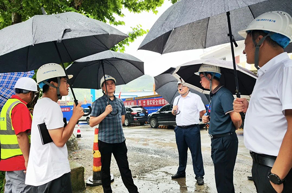 廣安市交通運(yùn)輸局黨組書記、局長萬愛明至華鎣山隧道及引道工程第2合同段項(xiàng)目調(diào)研督導(dǎo)防汛工作