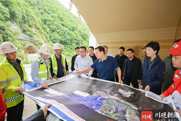 王曉暉施小琳現(xiàn)場(chǎng)指導(dǎo)康定姑咱“8·03”山洪泥石流災(zāi)害救援處置工作時(shí)強(qiáng)調(diào)：想一切辦法盡一切努力，千方百計(jì)搜救失聯(lián)人員