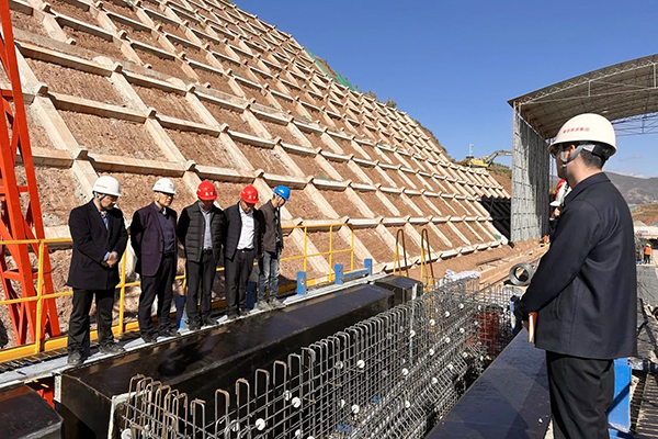 蜀道高速集團(tuán)黨委委員、副總經(jīng)理鄭偉赴會(huì)祿高速ZCB1-1項(xiàng)目山區(qū)智慧梁場(chǎng)調(diào)研指導(dǎo)工作