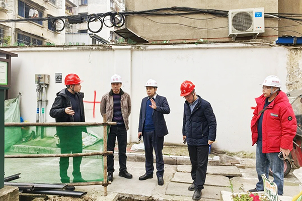 川交公司黨委委員、紀(jì)委書(shū)記劉小平到川交建筑公司項(xiàng)目檢查指導(dǎo)工作