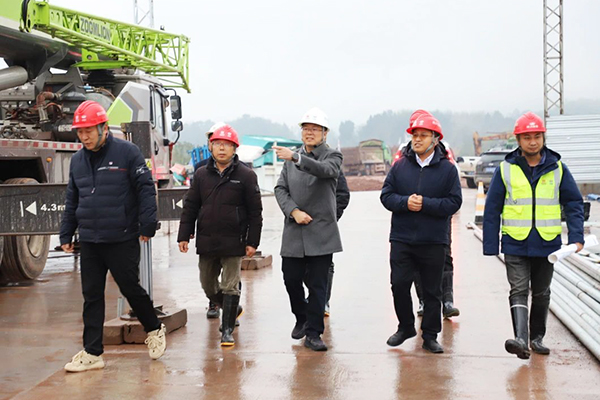 川交公司黨委副書(shū)記、職工董事、工會(huì)主席張成松深入大墊高速TJ3標(biāo)檢查指導(dǎo)工作