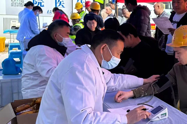 鹽亭經(jīng)開區(qū)項目“上門體檢”暖一線，為產(chǎn)業(yè)工人健康“保駕護(hù)航”