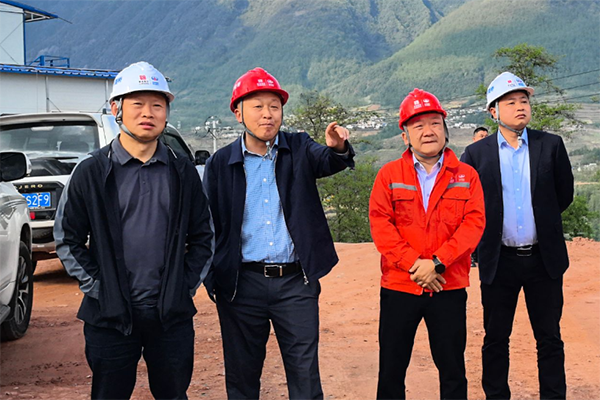 川交公司黨委副書記、董事、總經(jīng)理魯正偉深入西寧高速公路ZCB2總承包項目檢查指導(dǎo)工作