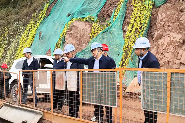 川交公司黨委書記、董事長杜江林一行深入西寧高速公路項目、會祿高速項目開展“五一”節(jié)前安全專項檢查
