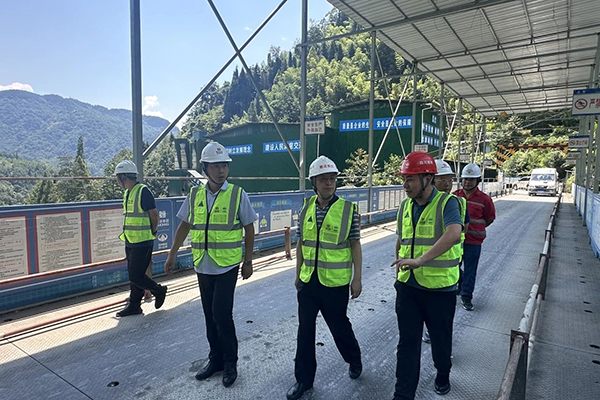 蜀道集團總工程師黃兵調(diào)研都四斜井項目