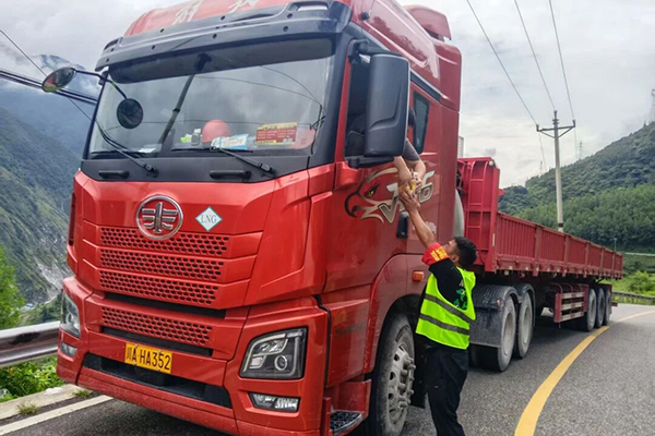 川交公司涼山國(guó)省干線養(yǎng)護(hù)工程暖心服務(wù)滯留司機(jī)