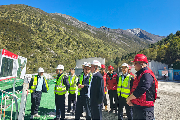川交公司黨委書(shū)記、董事長(zhǎng)杜江林赴康新高速項(xiàng)目檢查指導(dǎo)工作