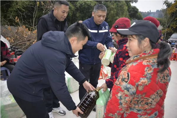 德陽(yáng)繞城南高速LJ2標(biāo)段項(xiàng)目走訪慰問(wèn)沿線群眾