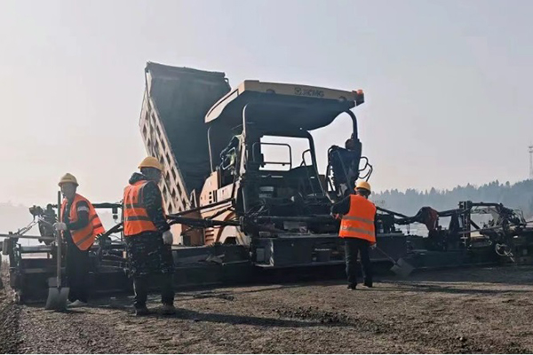 中江兩條公路打捆項(xiàng)目水穩(wěn)層施工順利完工