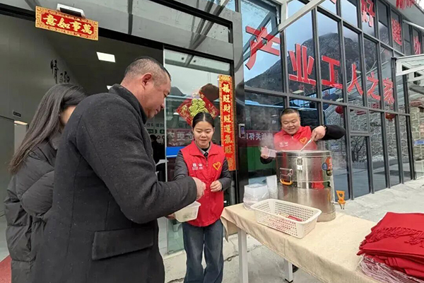 康新高速公路項目聯(lián)合工會近日啟動“康新關(guān)懷暖人心，返鄉(xiāng)歸途更安心”主題活動